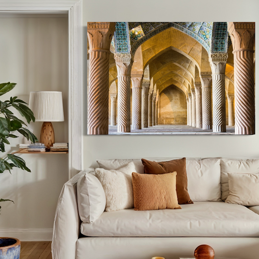 Arches Orientales Dorées – Couloir Majestueux & Architecture Sacrée